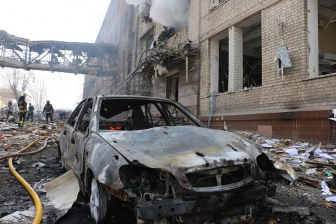 Kharkiv rescuers put out a large-scale fire after enemy fire