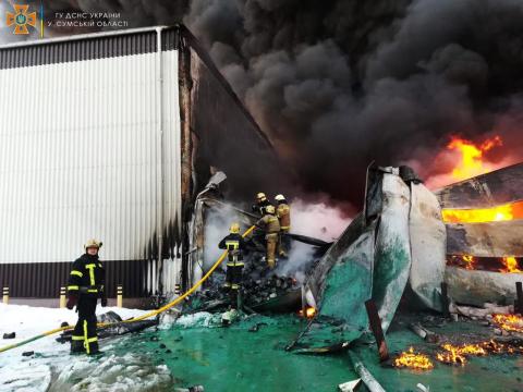 In Sumy rescuers extinguished a large-scale fire in a warehouse building caused by enemy shelling