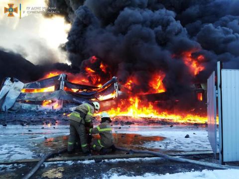 In Sumy rescuers extinguished a large-scale fire in a warehouse building caused by enemy shelling