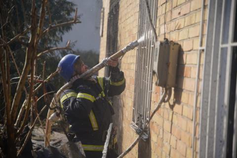 In Kyiv, rescuers are eliminating the consequences of enemy shelling in the Shevchenkivskyi district