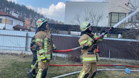In Kyiv, as a result of a shell hit, a fire broke out in a private house
