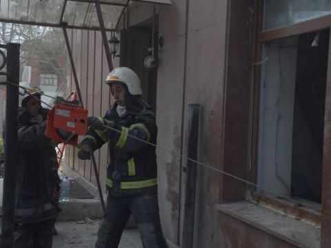 On March 29, at about 08:45 in Mykolayiv, as a result of shelling and hitting a nine-storey administrative building