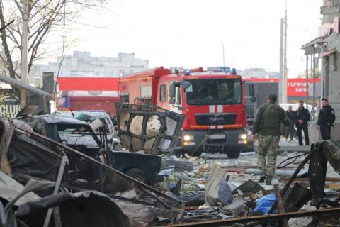 Kharkiv rescuers put out a large-scale fire after enemy fire