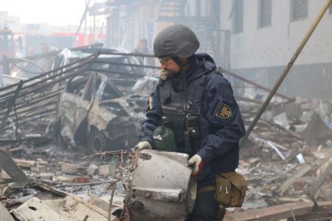 Kharkiv rescuers put out a large-scale fire after enemy fire