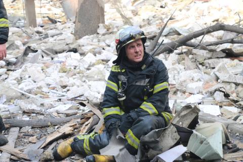 Kharkiv rescuers put out a large-scale fire after enemy fire