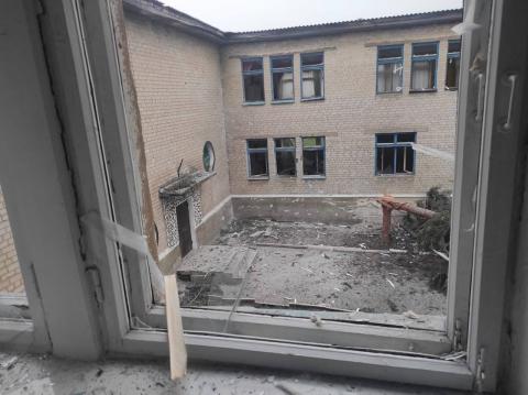 The Russians continue to "fight" with civilians in Donetsk