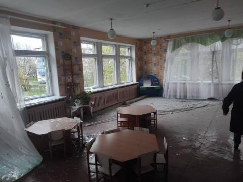 The Russians continue to "fight" with civilians in Donetsk