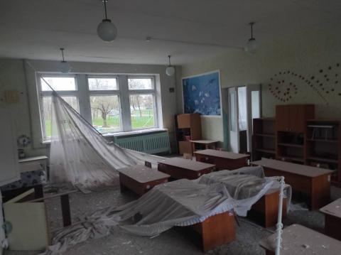 The Russians continue to "fight" with civilians in Donetsk