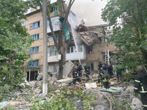 A five-storey residential building was hit by a rocket attack in Bakhmut on May 17
