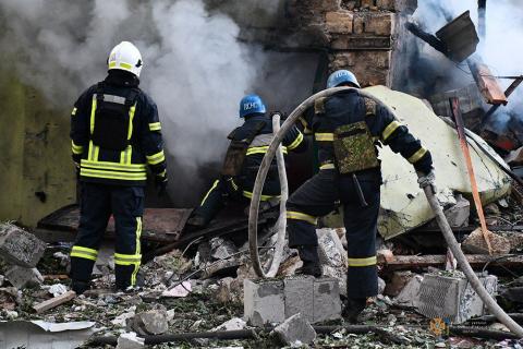 This morning, rashists massively shelled Mykolaiv, as a result of which a fire broke out in a two-story residential building and several cars