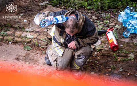 In Sumy, rescuers eliminate the consequences of an enemy attack on the central part of the city