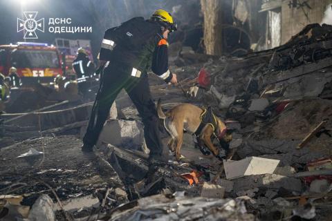 Odesa. The liquidation of the consequences of an enemy attack on a residential building is ongoing.