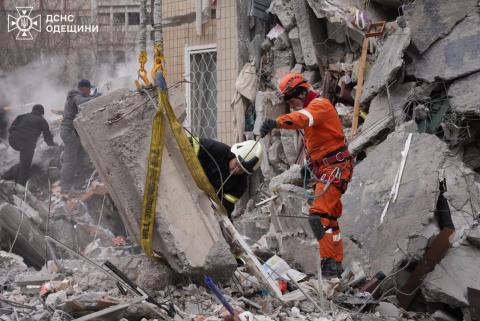 Odesa. The liquidation of the consequences of an enemy attack on a residential building is ongoing.
