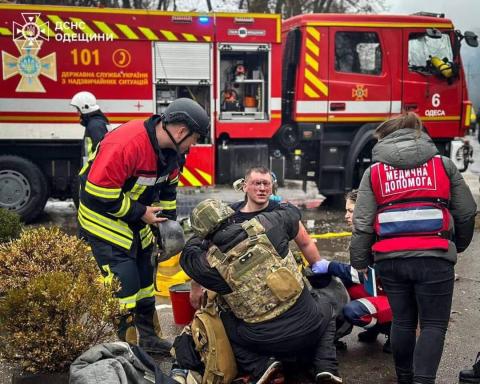 As a result of an enemy rocket attack on the city of Odesa, 17 people died, including one rescuer.