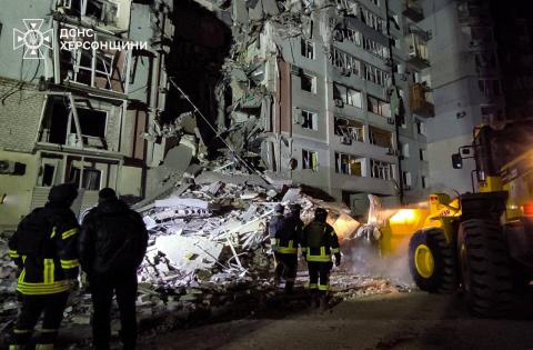 russian Airstrike on Kherson: Residential Building Hit, Rescuers Search for Survivors