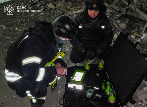 russian Airstrike on Kherson: Residential Building Hit, Rescuers Search for Survivors
