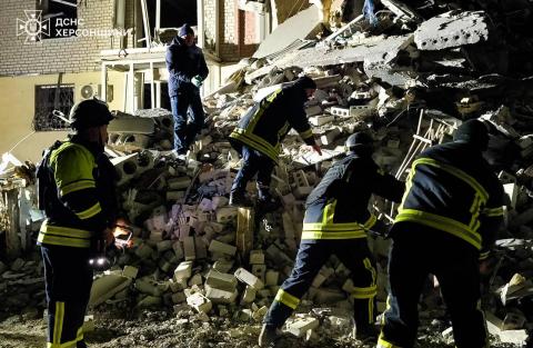russian Airstrike on Kherson: Residential Building Hit, Rescuers Search for Survivors