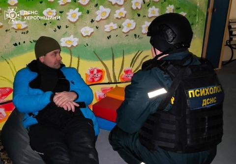 russian Airstrike on Kherson: Residential Building Hit, Rescuers Search for Survivors