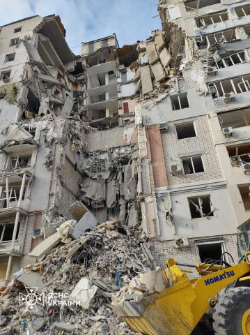 russian Airstrike on Kherson: Residential Building Hit, Rescuers Search for Survivors