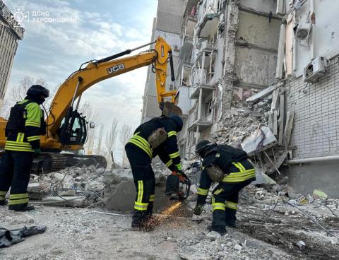 russian Airstrike on Kherson: Residential Building Hit, Rescuers Search for Survivors