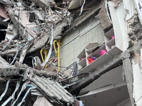 russian Airstrike on Kherson: Residential Building Hit, Rescuers Search for Survivors
