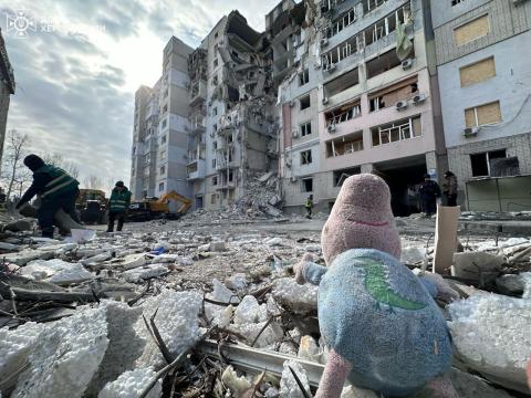 russian Airstrike on Kherson: Residential Building Hit, Rescuers Search for Survivors